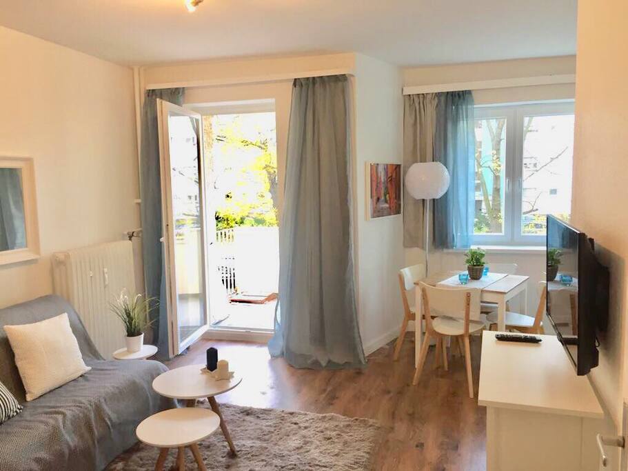 Großer heller Raum mit schönen Balkon