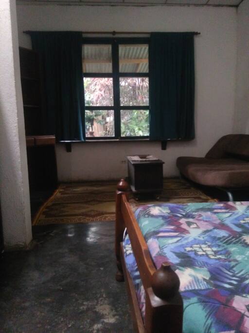 Una vista desde dentro de una habitación.