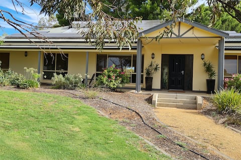 Golf Luxury Barmera, Open Plan with 4 Bedrooms