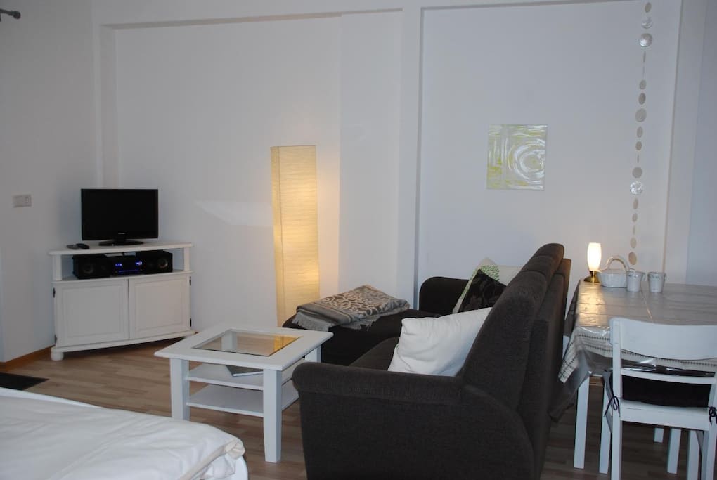 Ein bequemes Sofa mit Ottomane zum relaxen und entspannen.