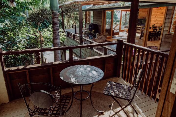 Old 55 Beach House – walk to Wategos beach gallery image 4