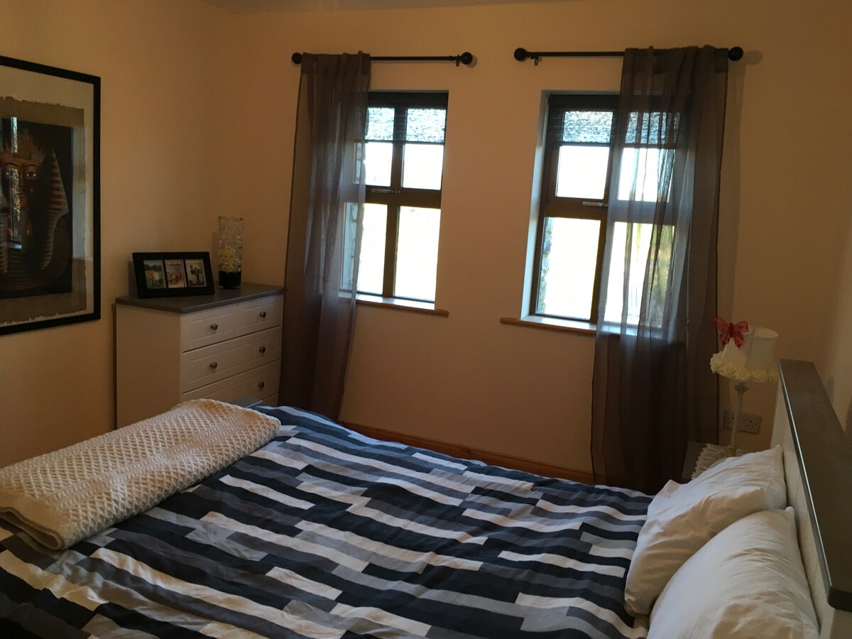 Chumba 2 cha kulala chumba kikubwa, Kitanda cha watu wawili 
Inang 'aa na nzuri.kiwa na madirisha 2 juu ya maeneo ya malisho yanayoonekana., 