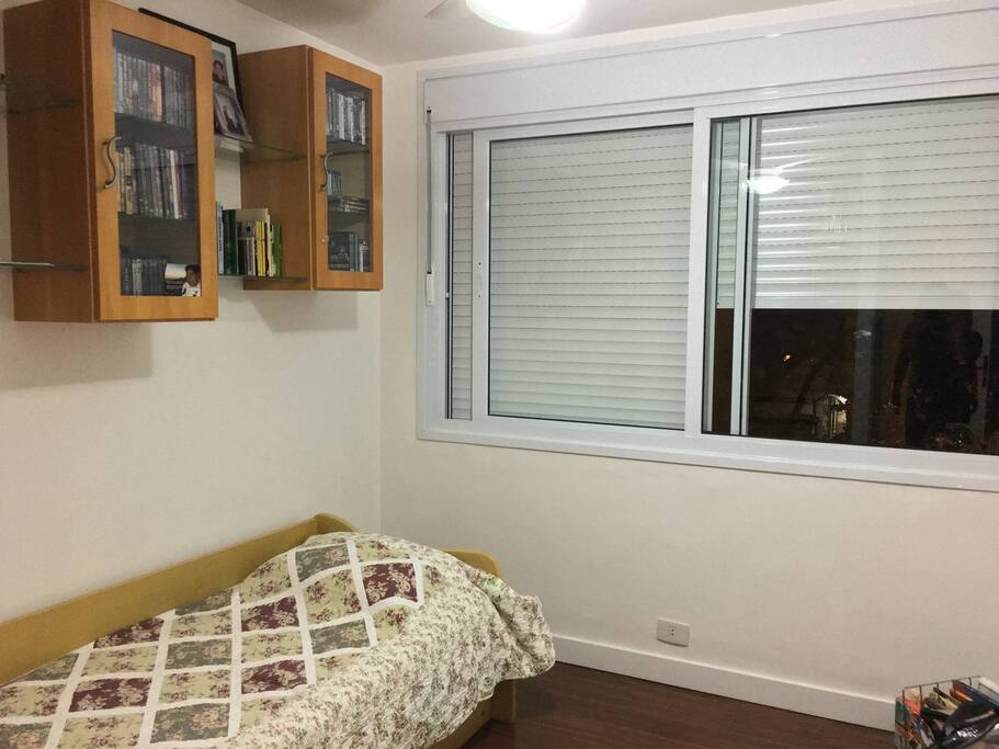 Quarto com ampla janela