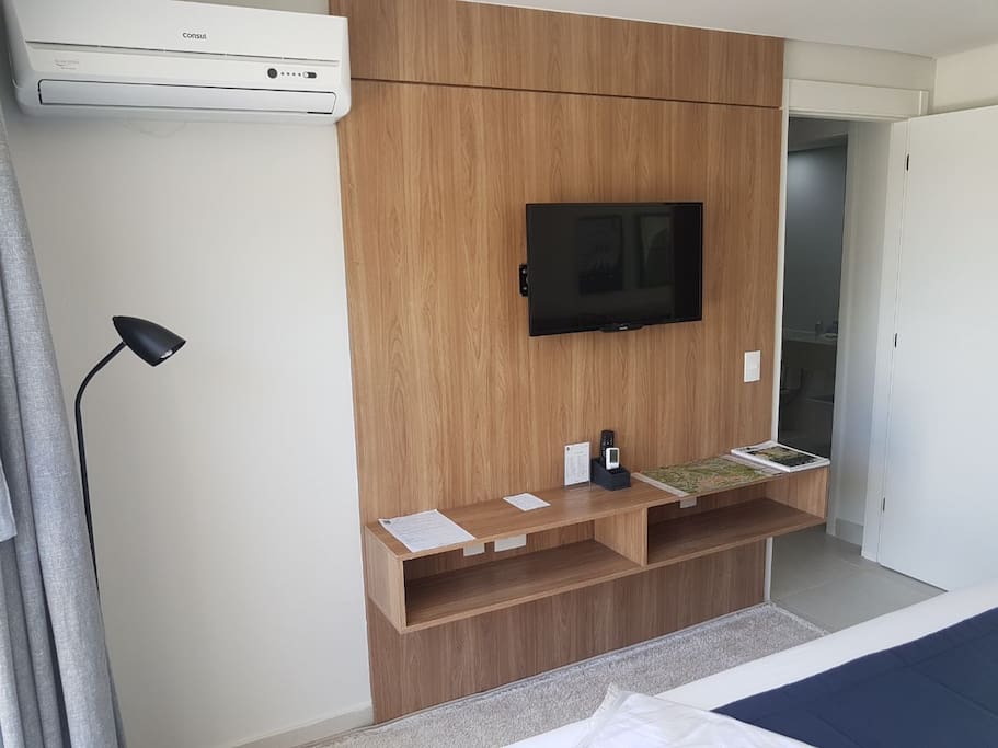 Sala de estar com ar condicionado e televisão de 32 polegadas.