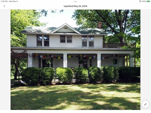 Top performing Airbnb: The Memphis Farmhouse Cottage in Berclair