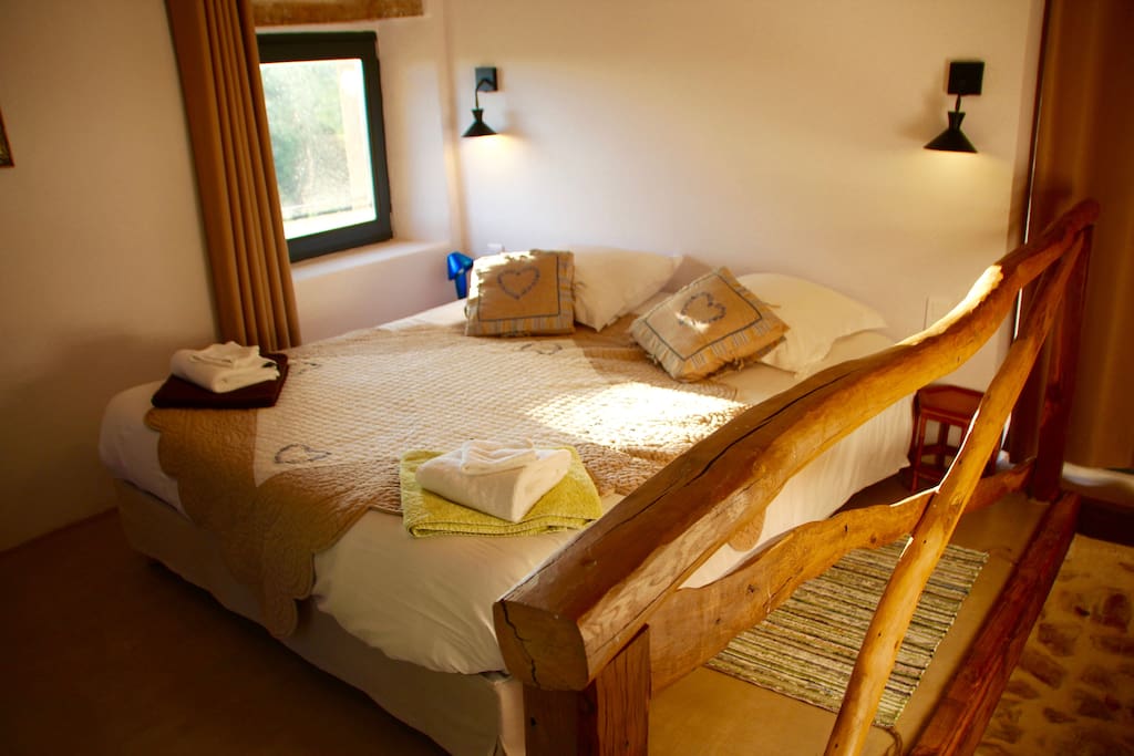 Chambre avec son lit en 160 cm de large