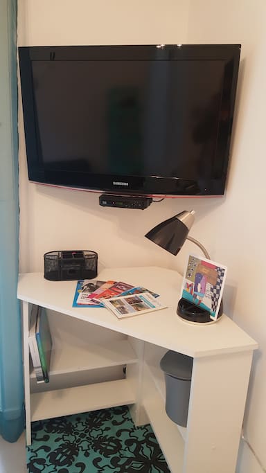Zona de escritorio con electricidad para conectar PC y telefono
