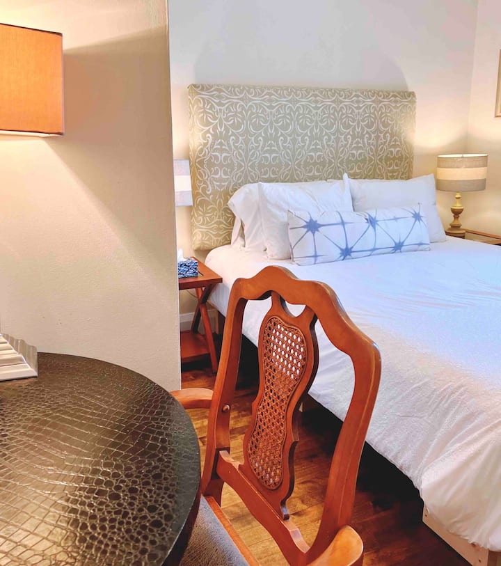 Основна спалня с матрак с двоен размер 