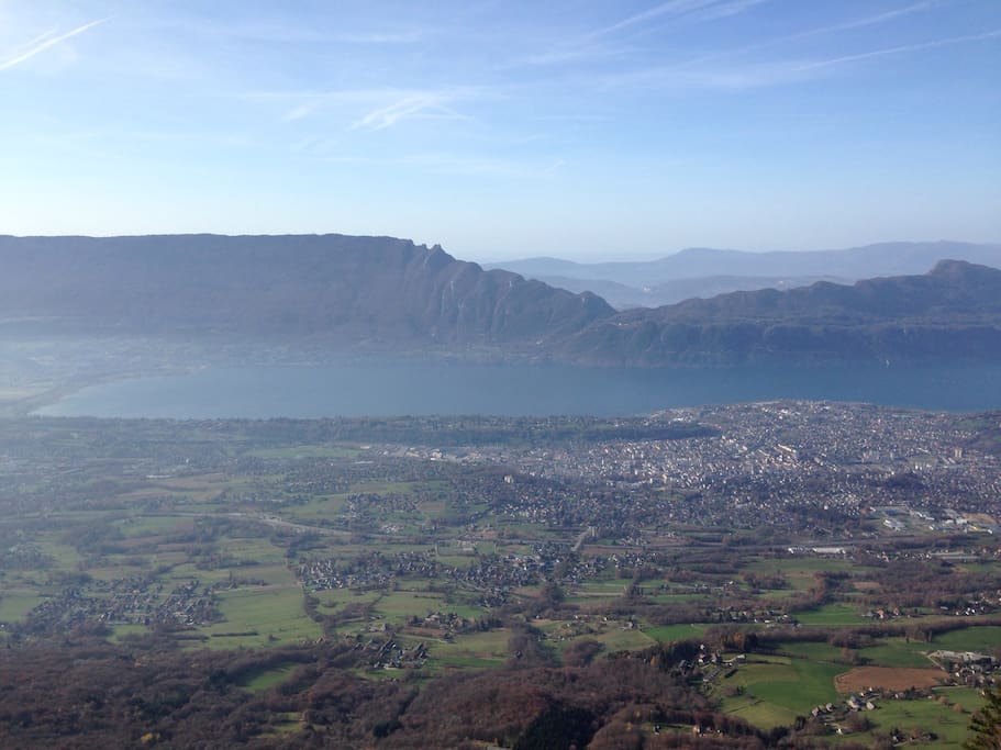 vue panoramique de la montagne du revard. En été vous pourrez a 2' du studio profiter du lac ou monter au Revard pour randonner. En hiver vous pourrez pratiquer ski fond/alpin, chien de traîneaux, raquettes,...Et bien sûr profitez de la thalassothérapie a 100 mètres de l'appartement toute l'année.