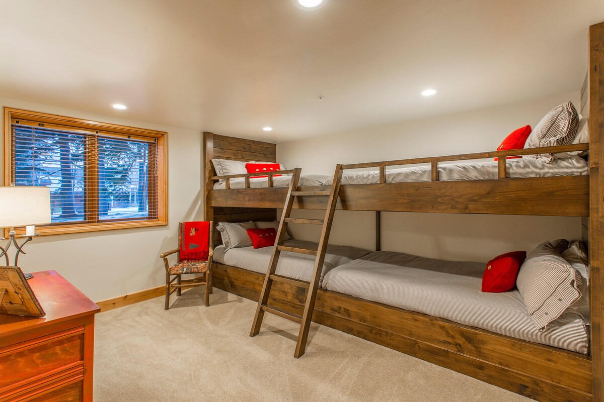 Спална соба 6 на пониско ниво со четири целосни (двокреветни), екстра долги кревети - 2 горни и 2 долни легла