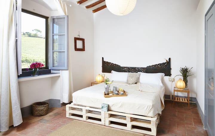 Двойна спалня с матрак от мемори пяна, оборудван с всички удобства с изглед 
Вниманието към околната среда ни накара да изберем вила леглата, направени на реновирани дървени пейки. Вторият живот на материалите за перфектна релаксация