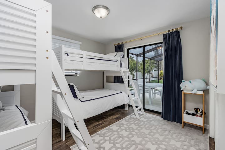 Deux lits superposés pour les enfants - chambre pour quatre