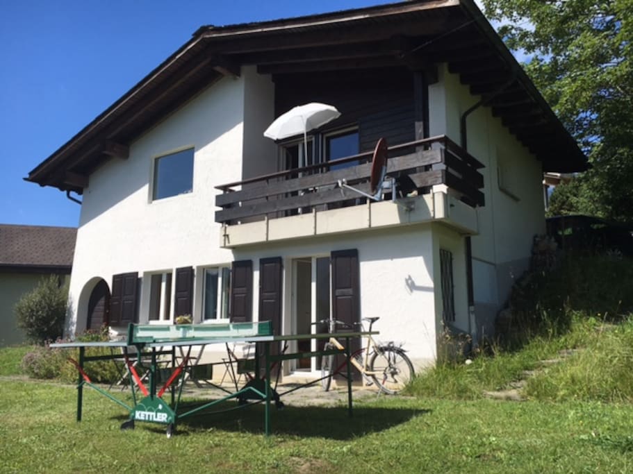 Tischtennisplatte, Mountainbikes...
