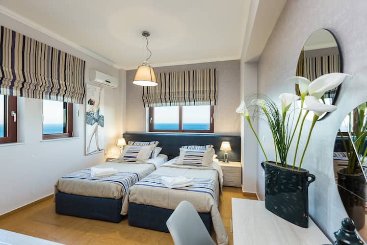 Twin bedroom on the ground floor. All bedrooms are air conditioned (the beds can be set up as 1 king sized bed).