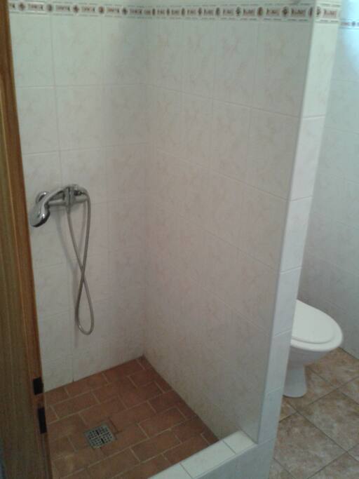 Sprchový kout - na dámském WC