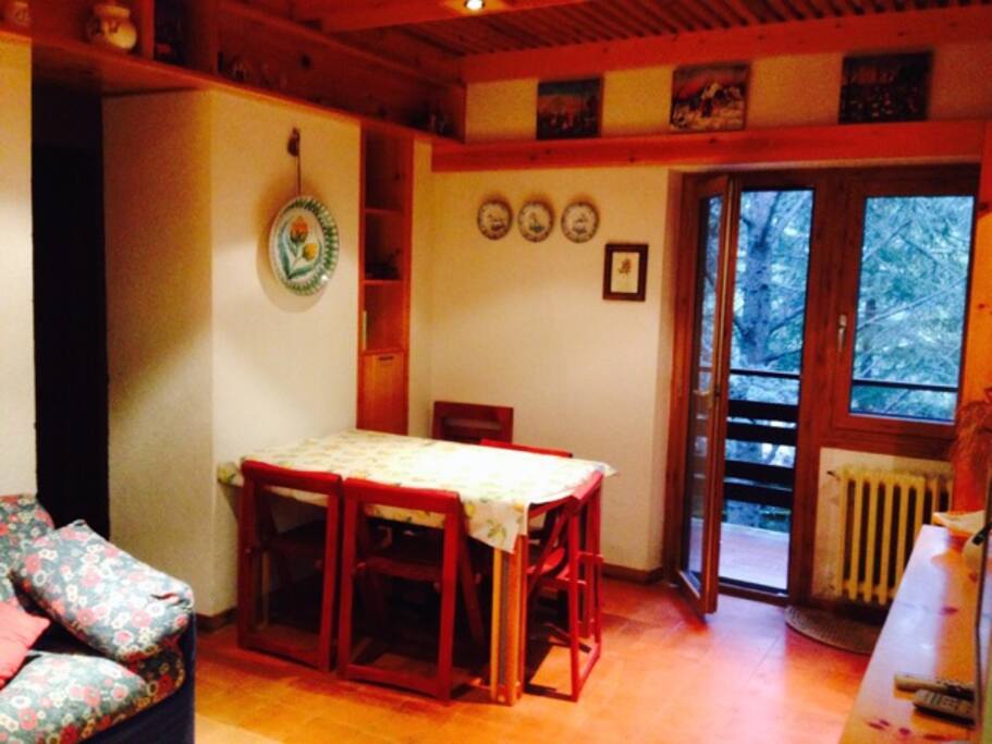 Tavolo da pranzo e balcone