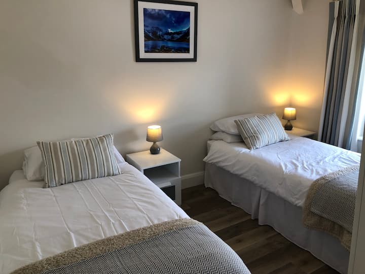 Tweepersoonskamer met kledingkast en kaptafel, smart-tv met dvd-speler