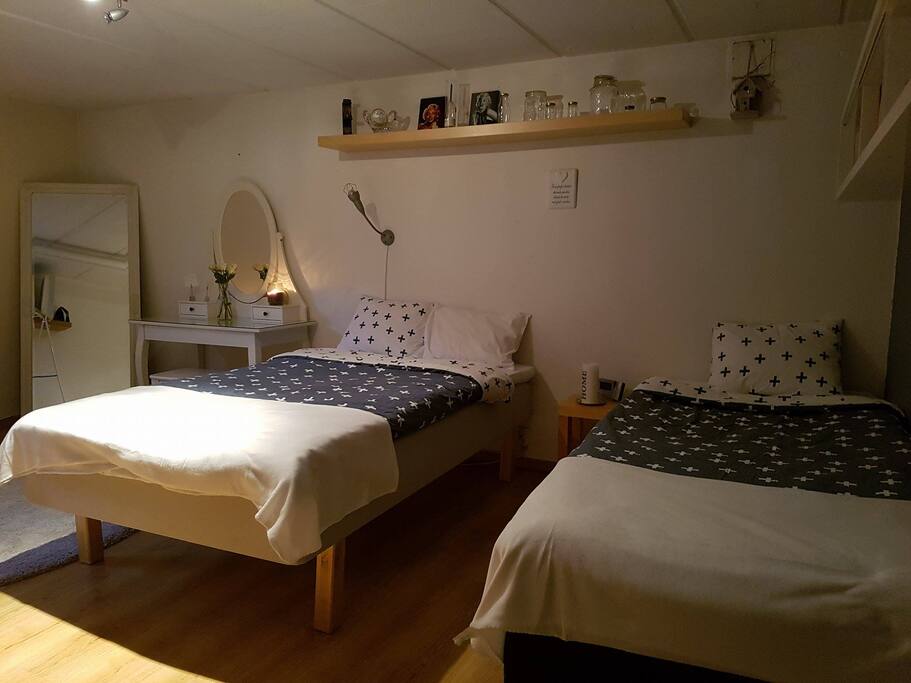 Ena sängen är 120 cm och den andra är 90 cm.