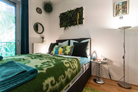 Grünes Gastzimmer mit privatem Badbereich in Mitte