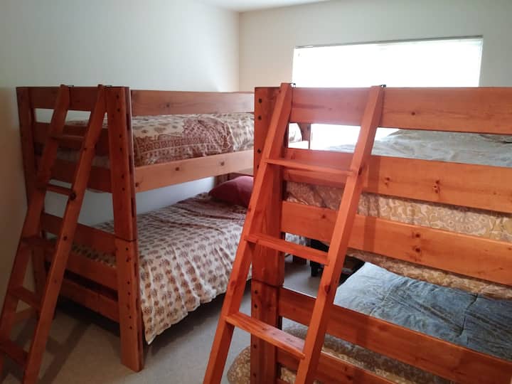 Spavaća soba s krevetima na kat