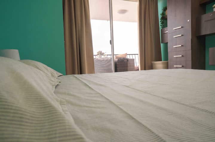 חדר שינה ראשי עם מרפסת 