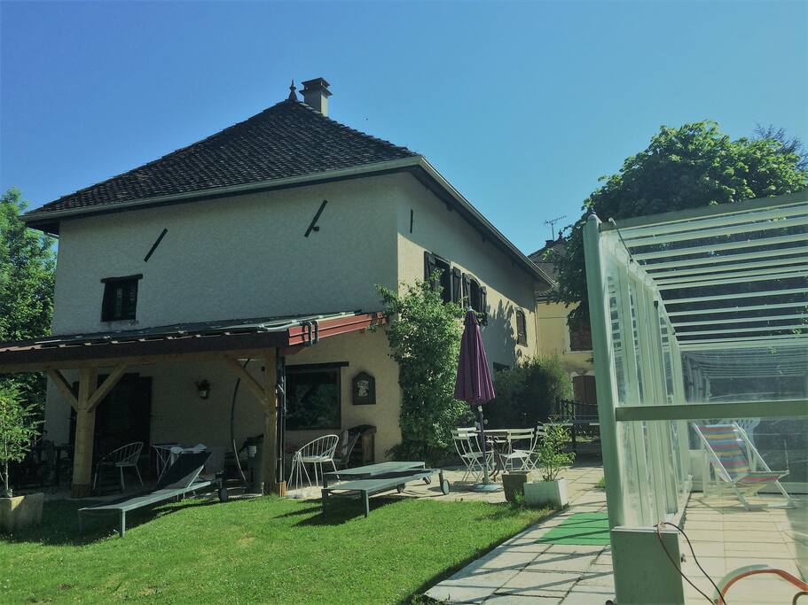 Vue de côté la maison présente une pergola couverte. Il y a même des radiateurs d'extérieurs pour les soirées parfois fraiches.