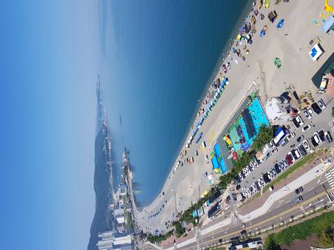 This is a 59 pyeong full-option residence right in front of Ulsan Mongdol Beach. Enjoy a stunning ocean view at our home.
