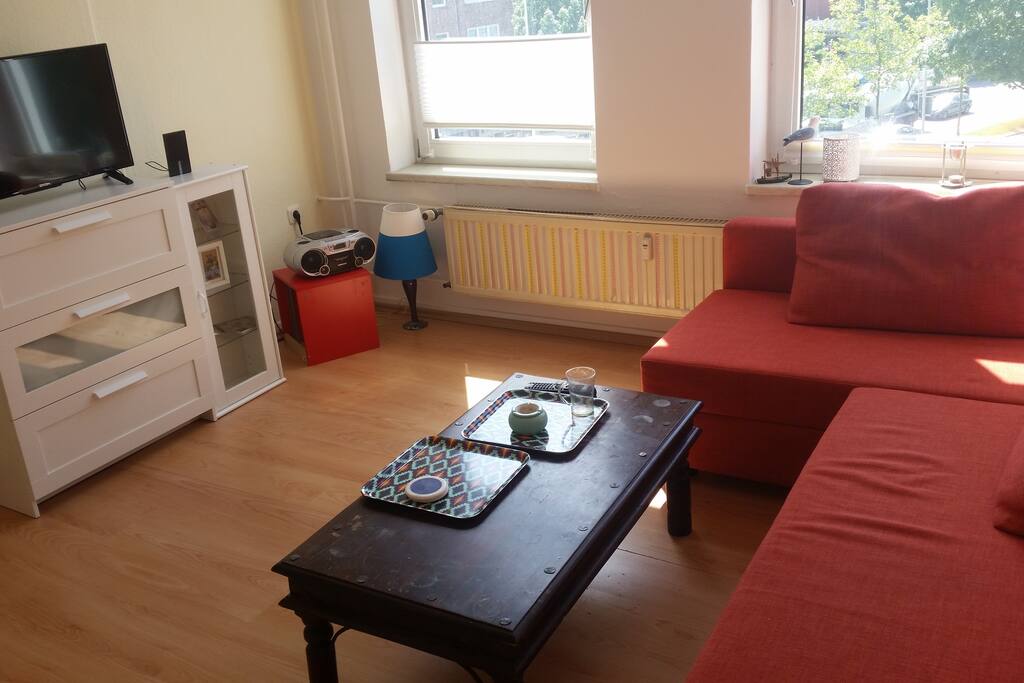 Wohnzimmer mit ausziehbarer Couch die bis zu 2 Personen nutzbar ist