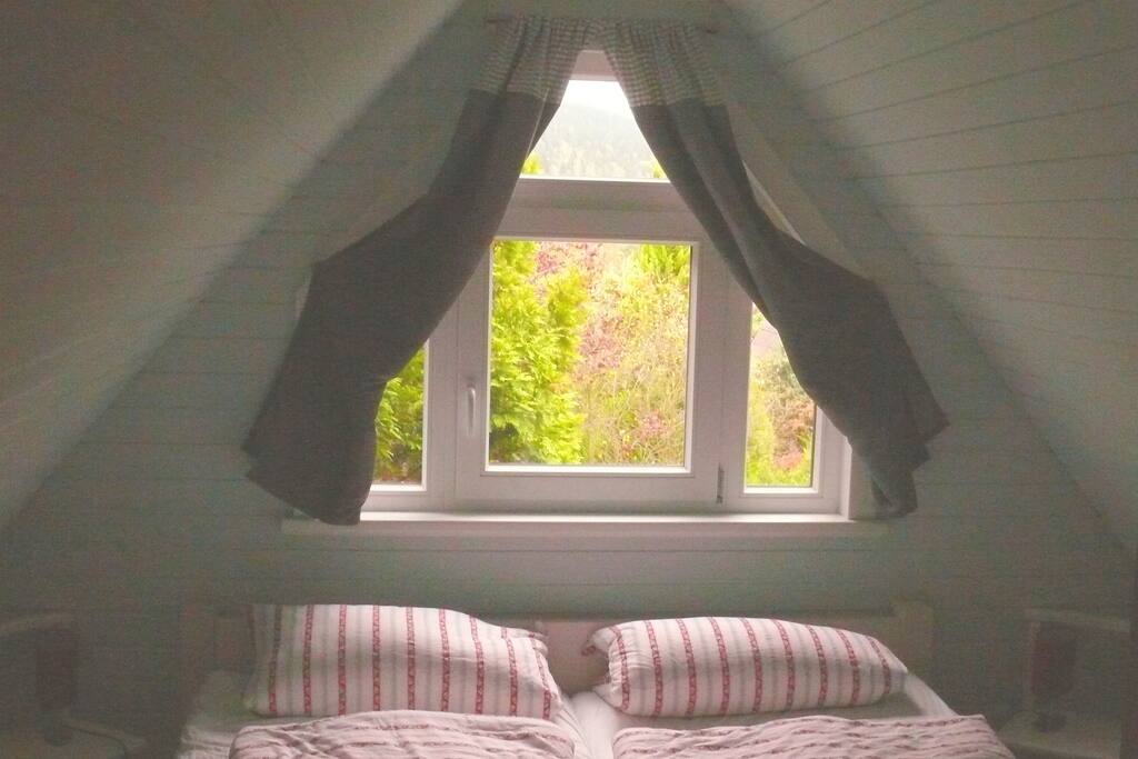 Schlafzimmer mit Doppelbett