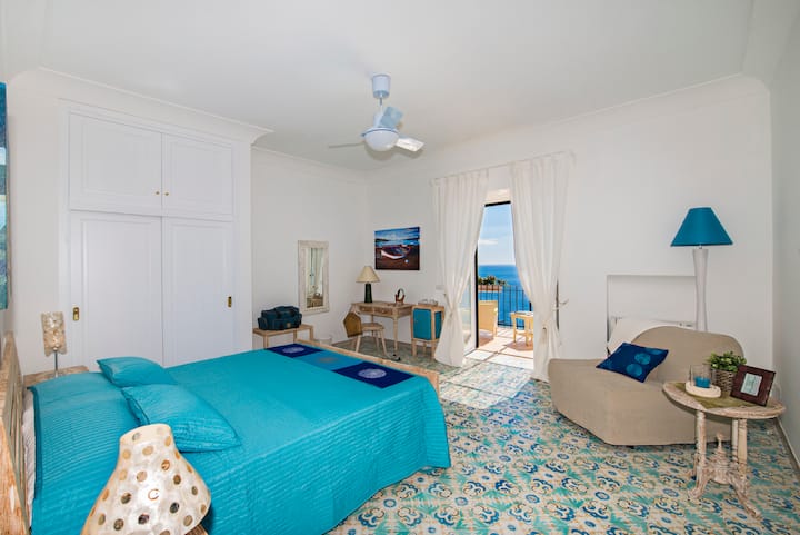 一楼：卧室可通往私人小露台，可欣赏海景。