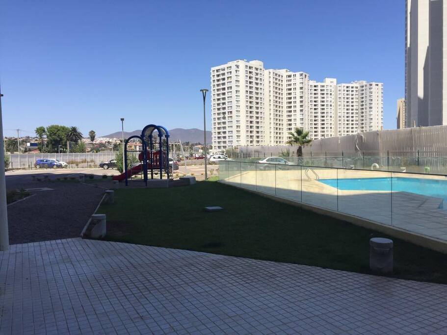 Piscina y juegos