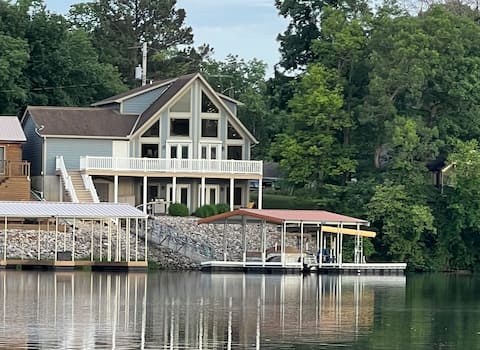 A Place on the Water           Lakefront - Spa