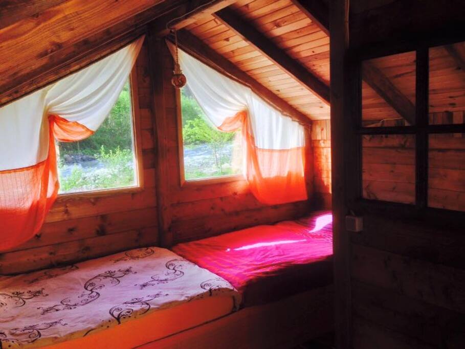 Çift kişilik duble ve single yataklı bungalovlarımızda banyo, tuvalet ve 24 saat sıcak su mevcut.