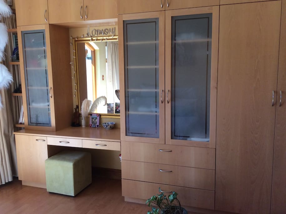Double wardrobe and vanity area
