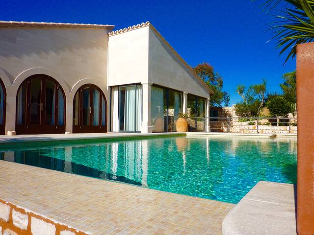 villa for 8, seaside, pool, views + casita for 2 gallery image 5