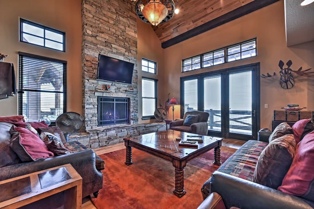Step inside to find yourself in a gorgeous resort-style home. You will be amazed by the luxury and comfort of this spacious mountainside townhouse.