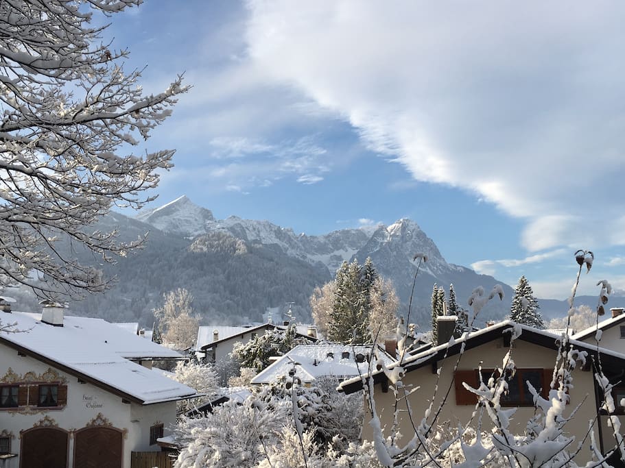 Aussicht vom Balkon: Alpspitze bis Zugspitze