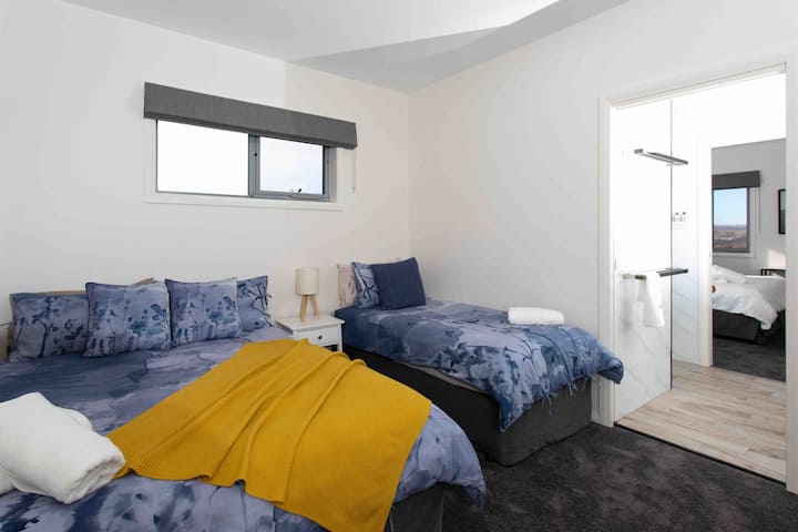 Queen bed, single bed and adjoining bathroom - downstairs bedroom 