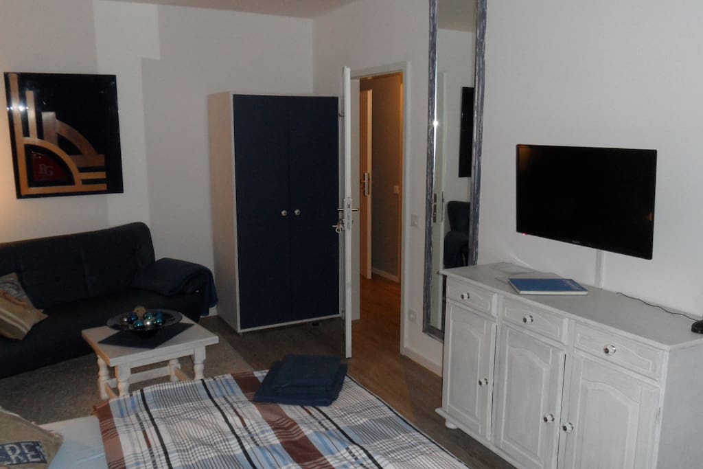 LED Fernseher mit DVD Player sowie 35 Kanäle in HD. WLAN-Anschluss.