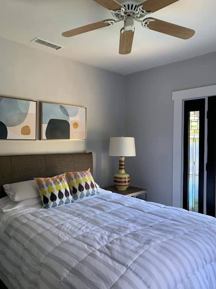 חדר שינה קדמי עם מיטת קווין