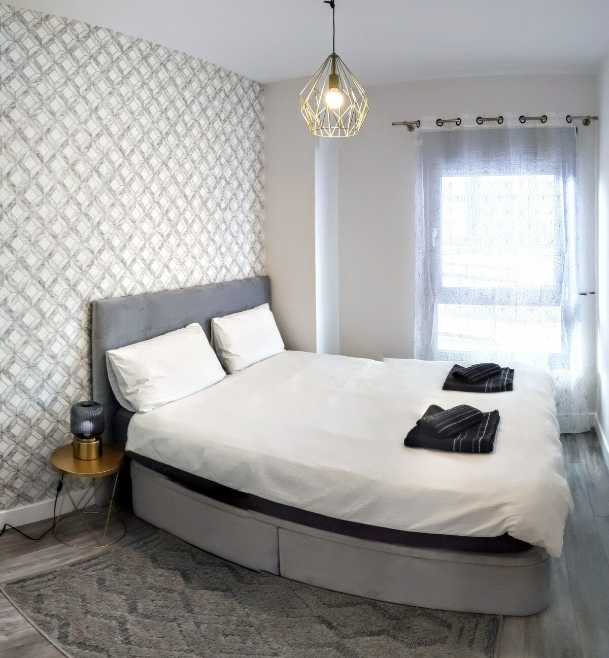 Cómoda cama tamaño king y armarios empotrados 