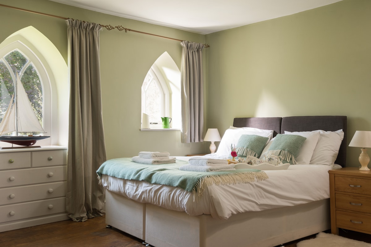 Დიდი ზომის ორადგილიანი საწოლი ამ ატმოსფერულ გოთიკურ ვიქტორიანულ კოტეჯში