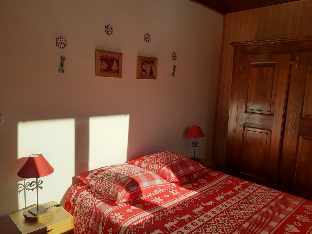 חדר גדול הפונה דרומה עם משרד