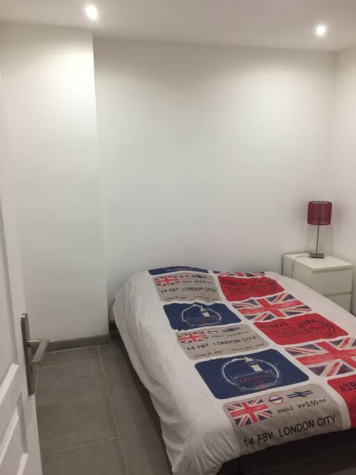 La chambre , table basse , lampe , portant avec ceintre . Si besoin nous pouvons vous prêter une tablette .