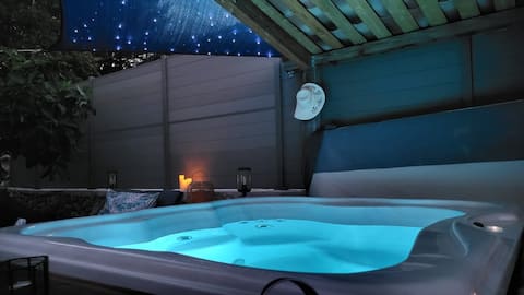 Relaxation for two: Jacuzzi, wine and cozy cocoon