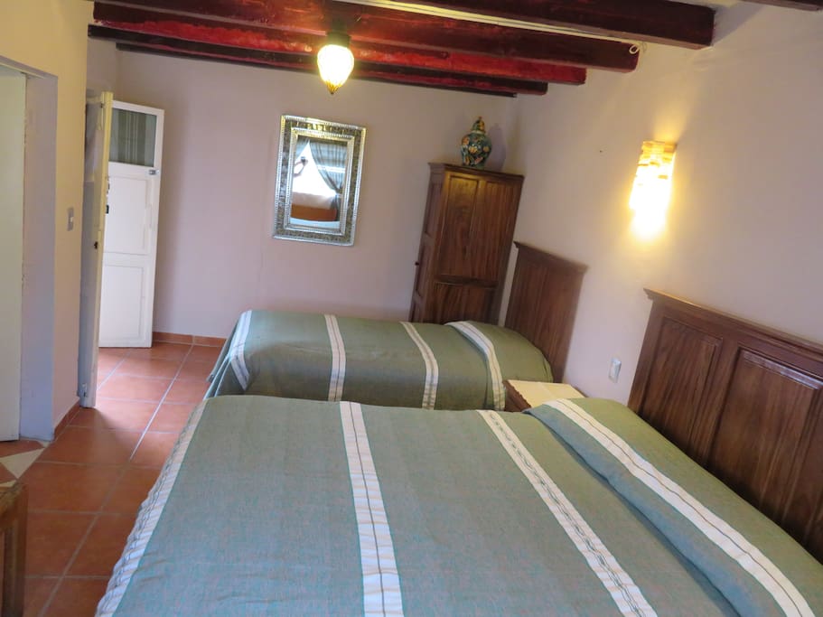 Colonial Bedroom.
Cuarto colonial.