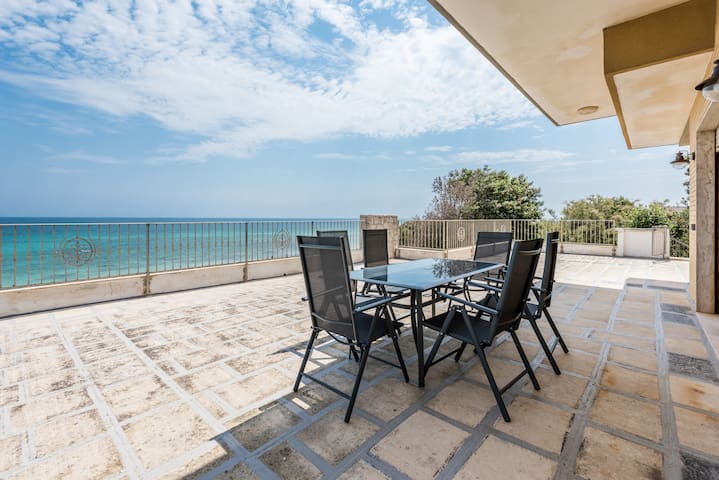 villa Capitolo, very exclusive ubication on sea