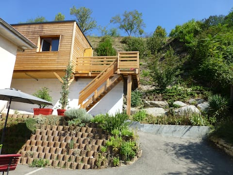 Airbnb performant: Small wooden chalet in VOIRON, terrace, view. à Voiron