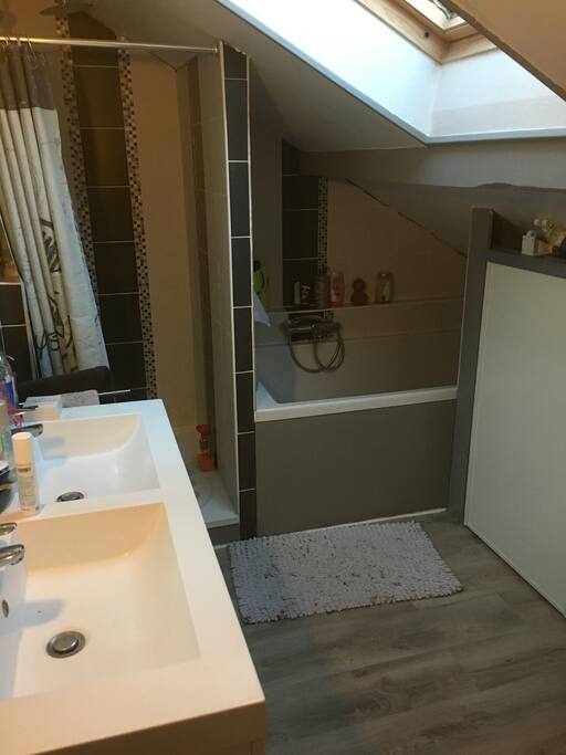 Salle de bain 1er étage : douche, baignoire, 2 lavabos, WC