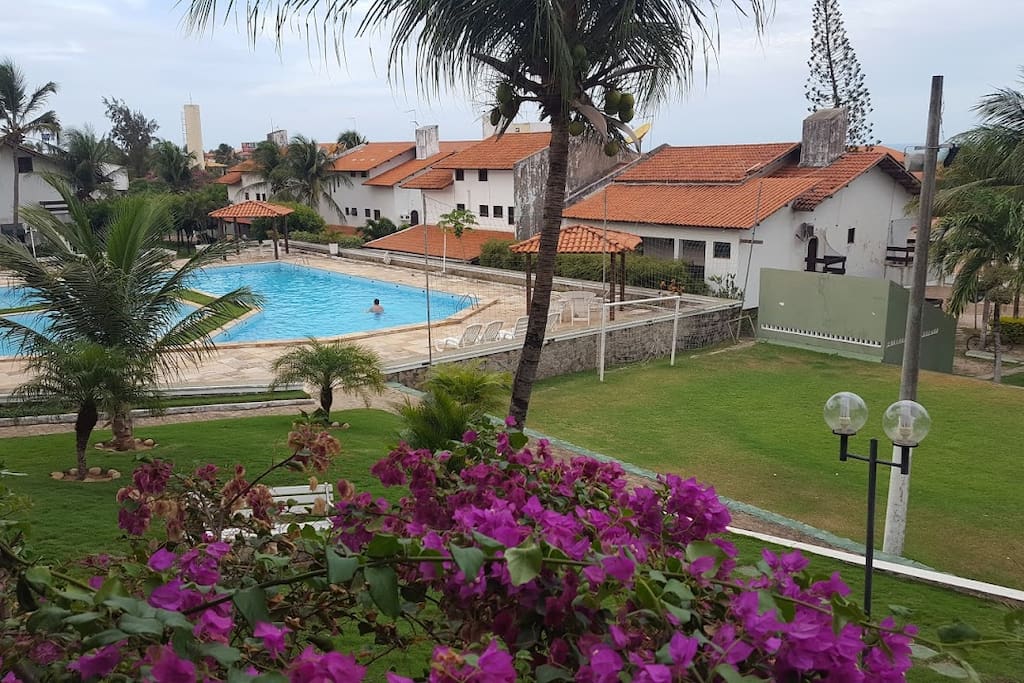 Área da piscina em frente ao apartamento, com vista para o mar.